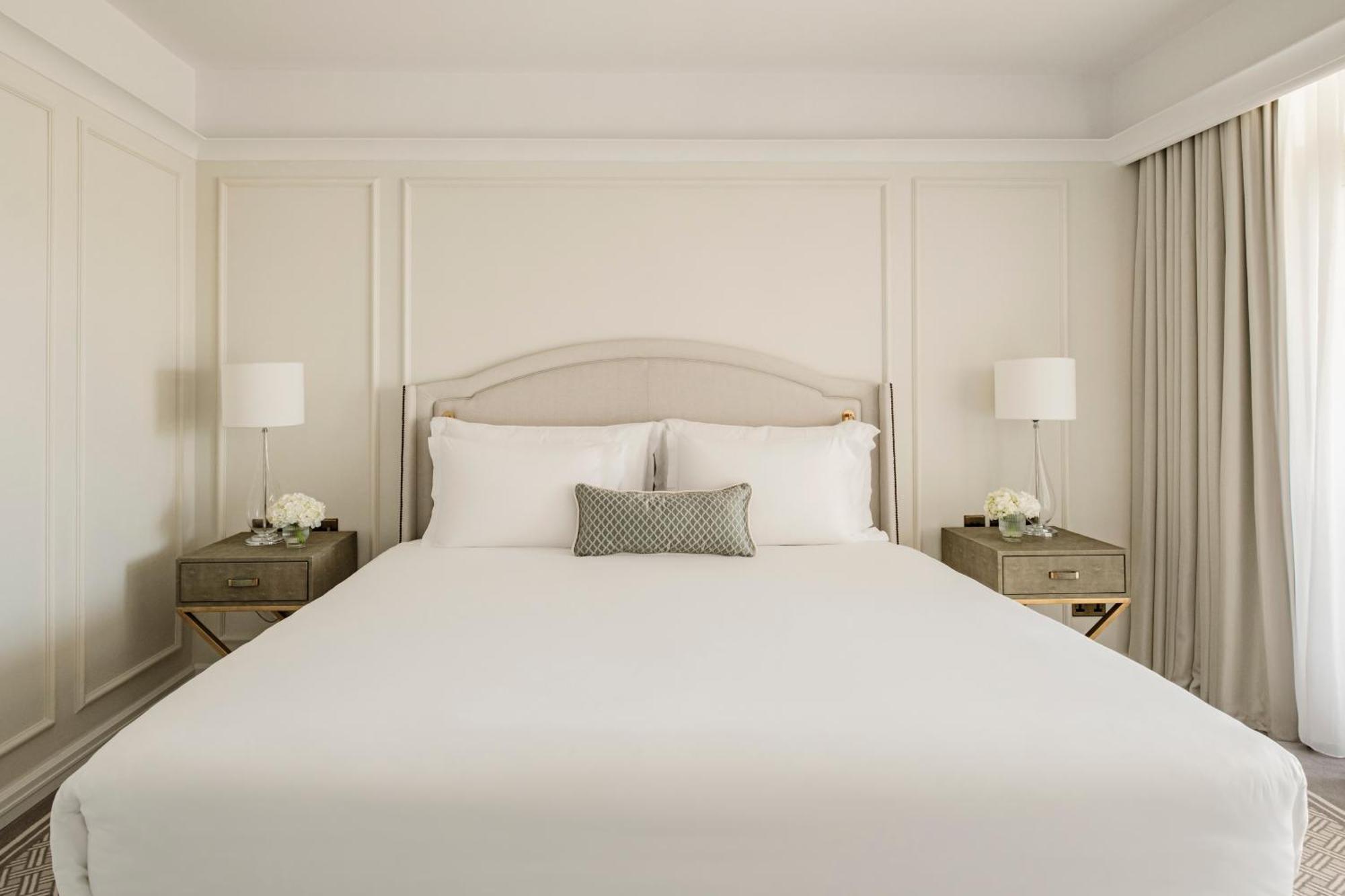 Corinthia Palace Malta Attard Exteriér fotografie A bedroom at The Carlyle